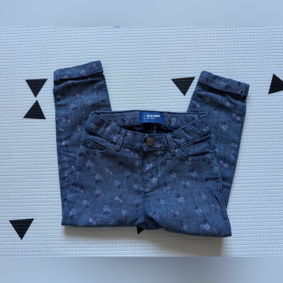 Old Navy|Baby girl/toddler dark wash jeans w ditsy florals, 3T•••straight leg - Picture 2 of 6